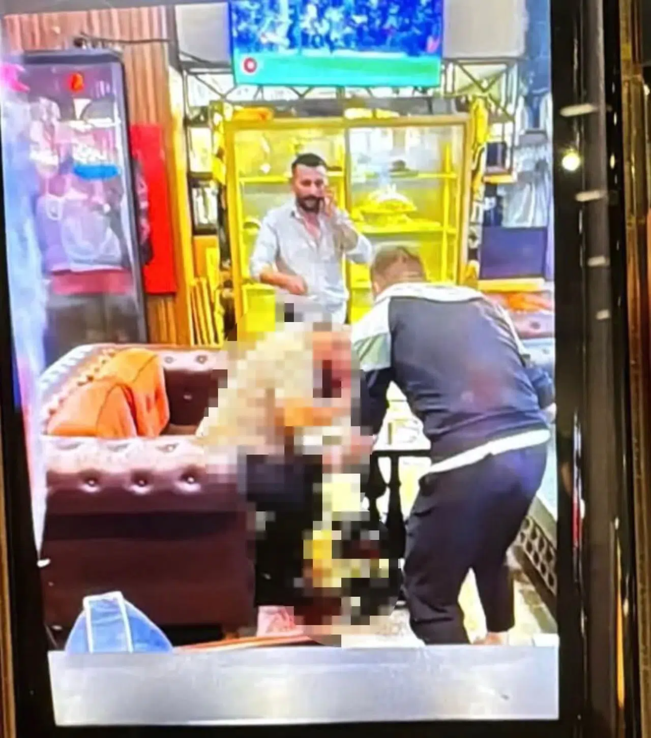 Oturduğu kafede başından vuruldu