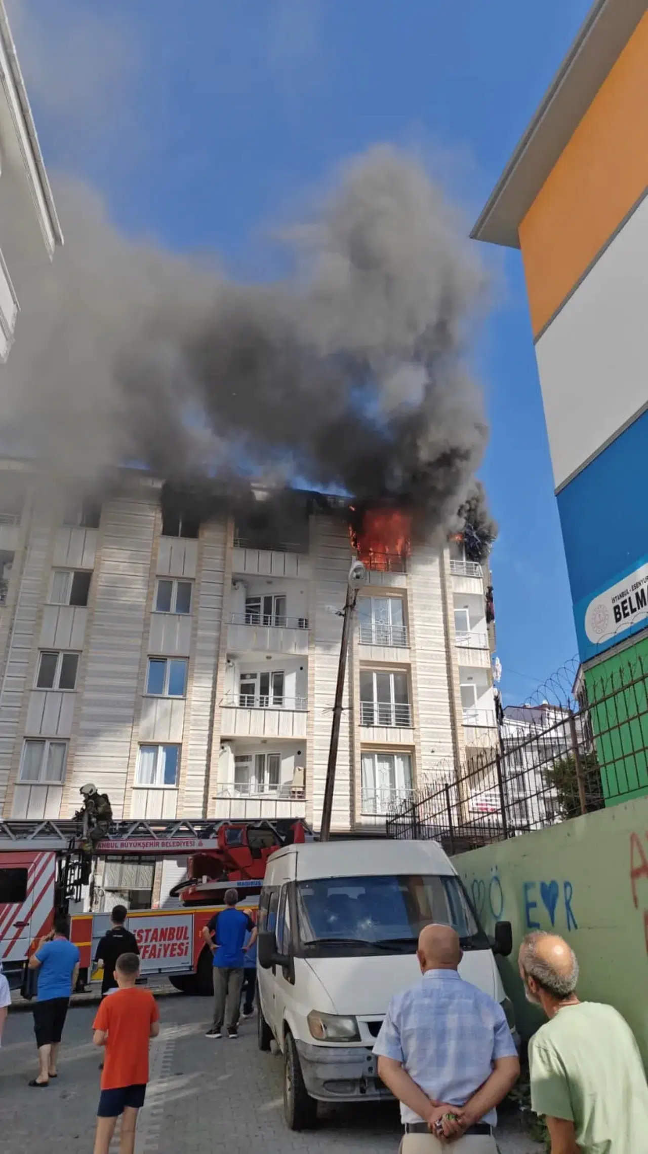 4 katlı bine alevlere teslim oldu