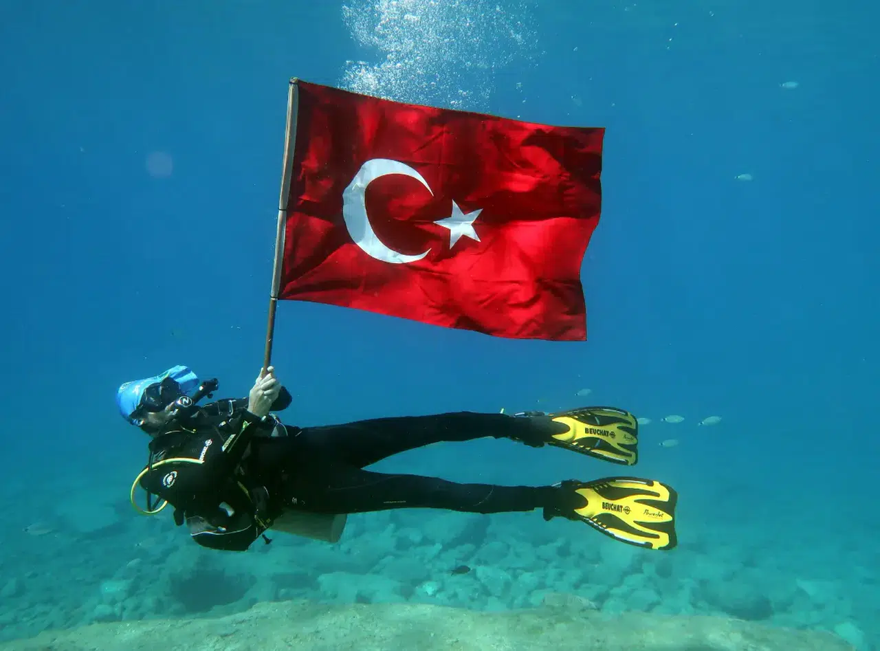 30 Ağustos’u denizin dibinde bayrak açarak kutladı