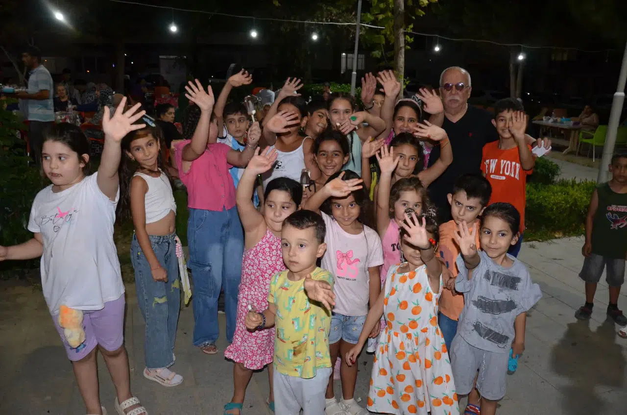 Sunucu Yılmaz Ünsal’dan çocuklara dondurma