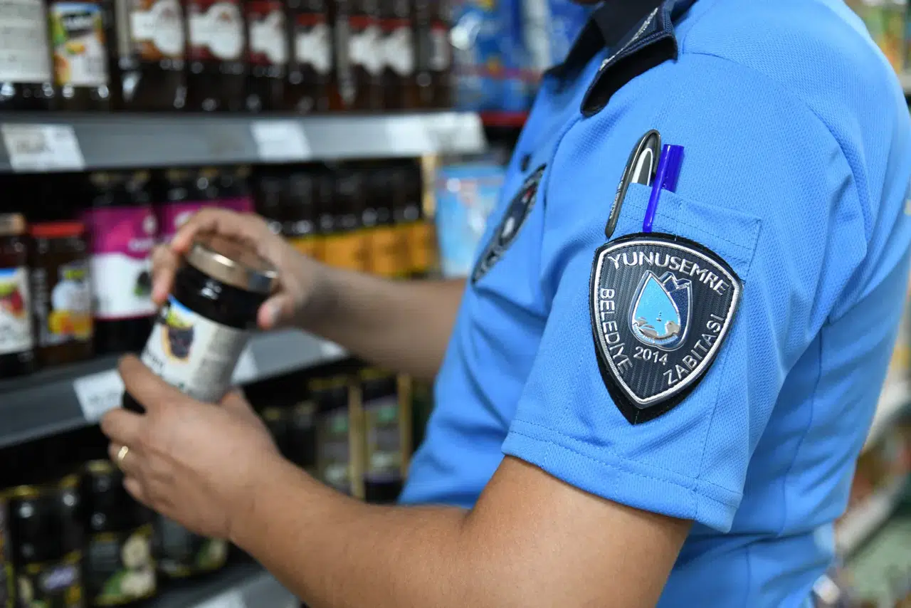 YUNUSEMRE’DE MARKET VE FIRINLAR DENETLENDİ
