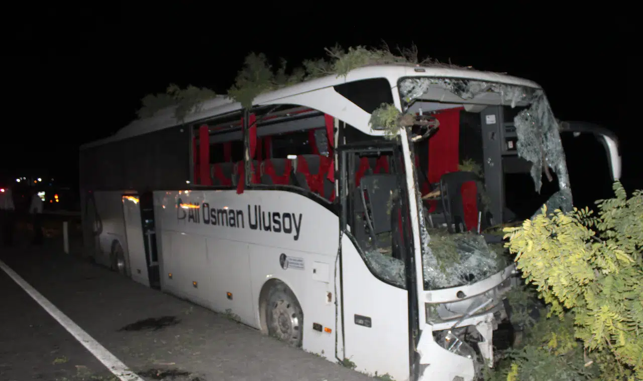 Yolcu otobüsü kaza yaptı: Ölü ve yaralılar var