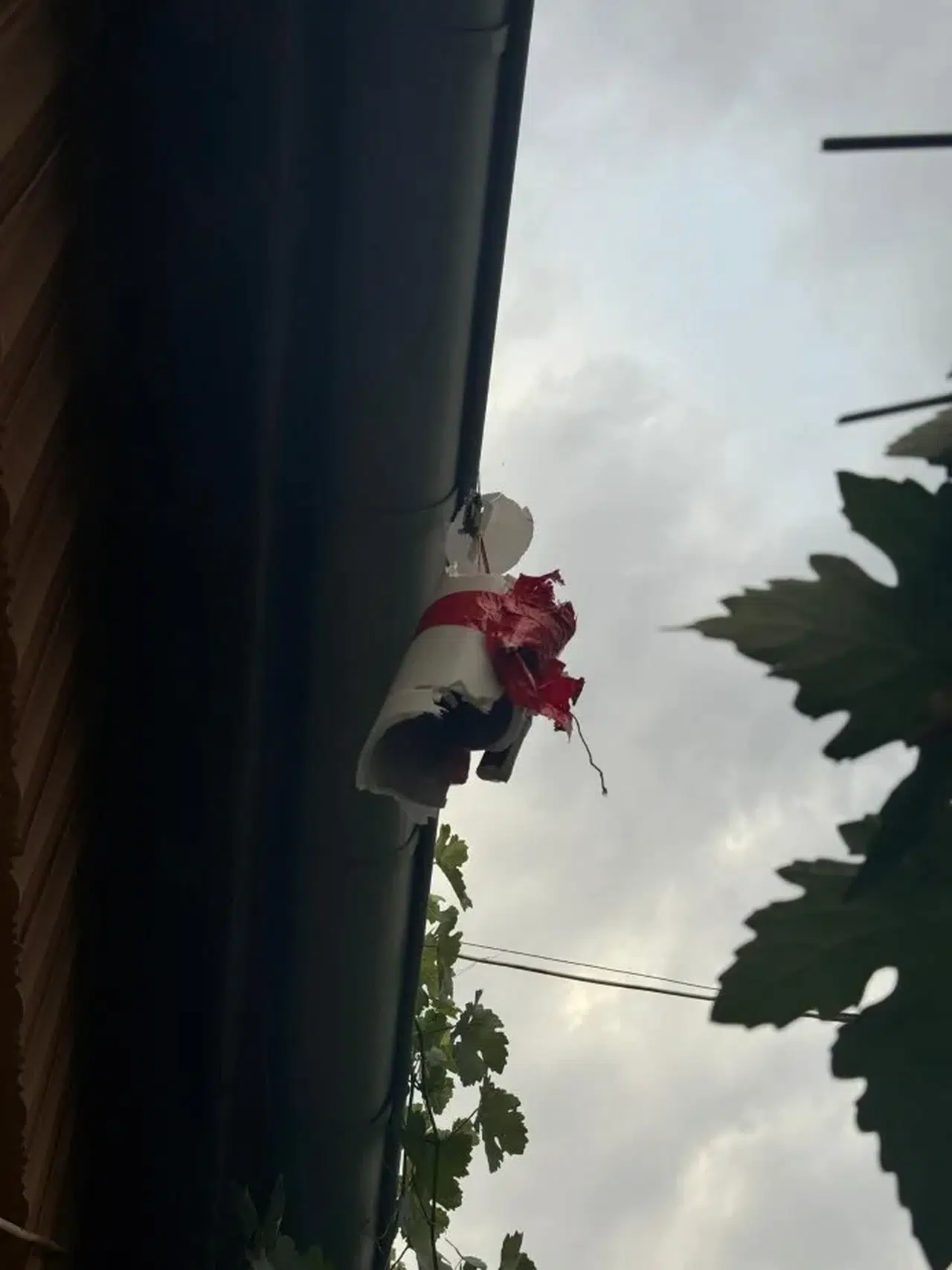 Yaşlı adamın evine roket düştü