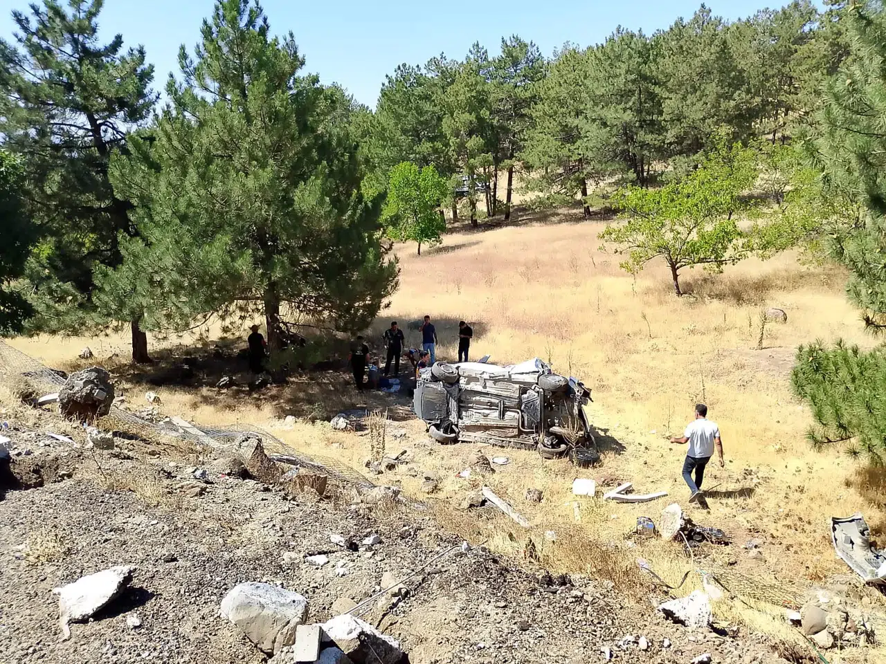 Hafif ticari araç şarampole uçtu: 3 yaralı
