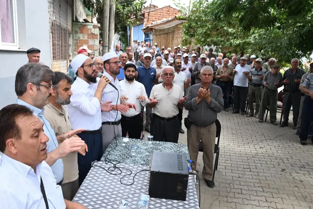 Manisalılar yağmur için ellerini göğe açtı