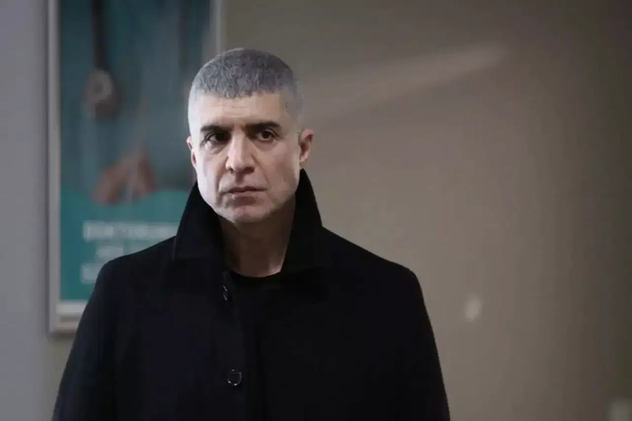 Özcan Deniz'den sahnede üstü kapalı mesaj