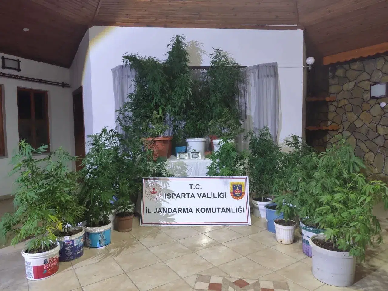 Jandarma uyuşturucu tacirlerine geçir vermedi