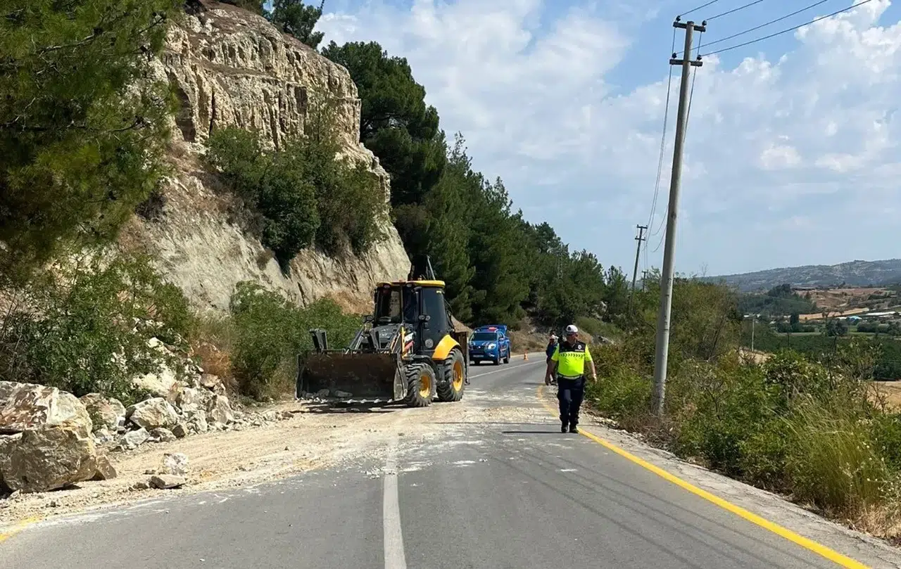 Yaşanan olay sonrası ilçe yolu trafiğe açıldı