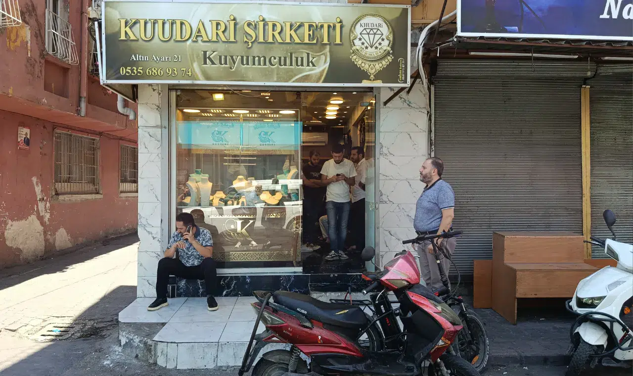 Kuyumcu soygunu: 2 kişiyi vurup 1 kilo altın çaldılar