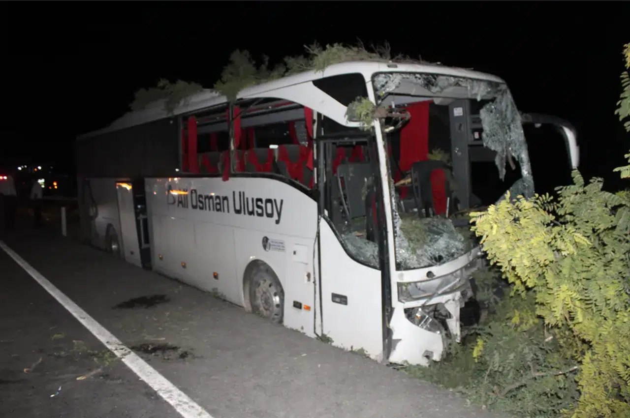 Yoldan çıkan yolcu otobüsü kaza yaptı