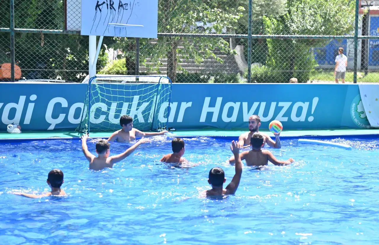 Çocuklar yazı doyasıya yüzerek geçiriyor