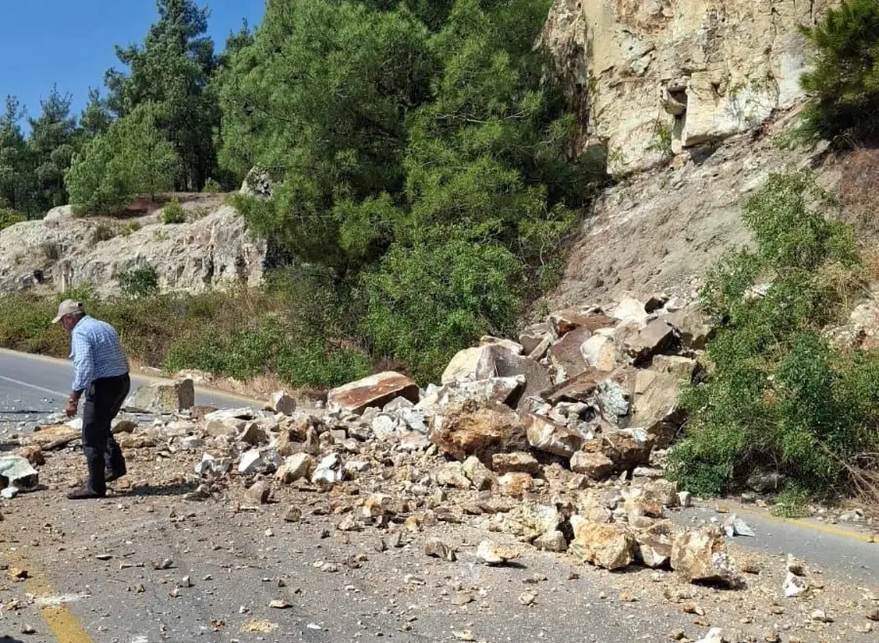 İlçede kapanan yol açıldı