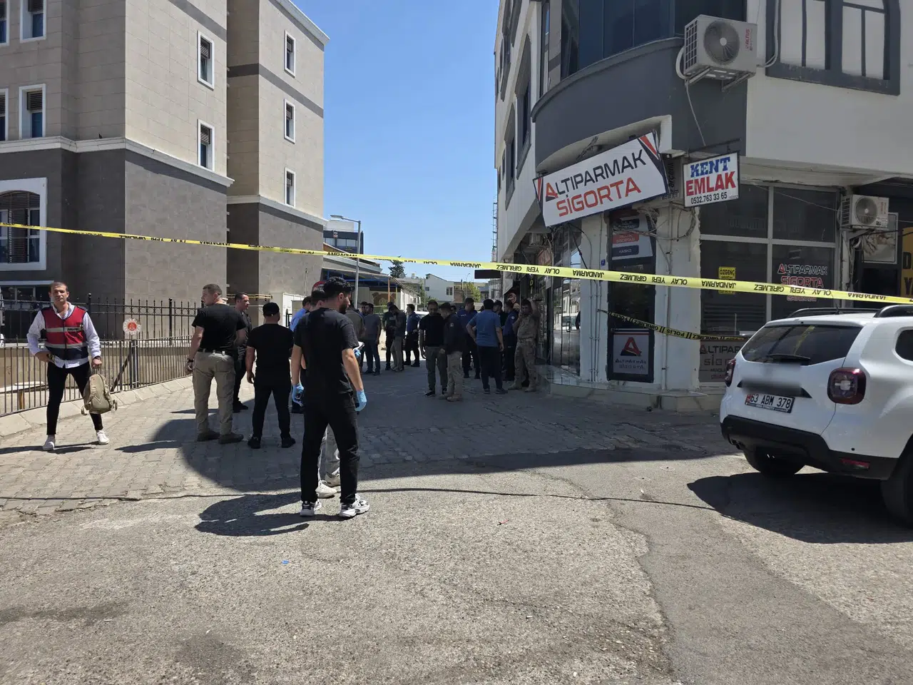 Adliyeden çıkarken silahlı saldırıya uğradılar