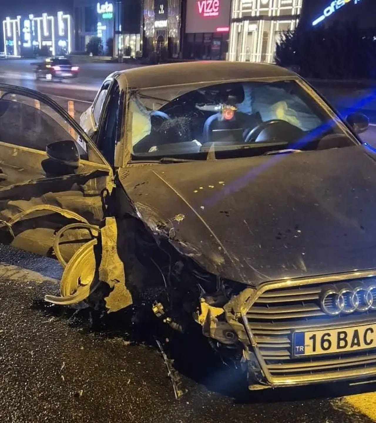 Otomobil motosiklete çarptı: 2 yaralı