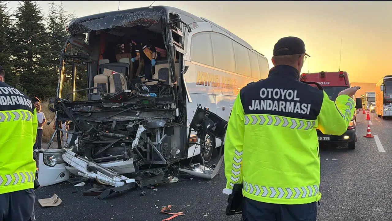 Yolcu otobüsü ile soğan yüklü kamyon çarpıştı: 1 ölü, 10 yaralı