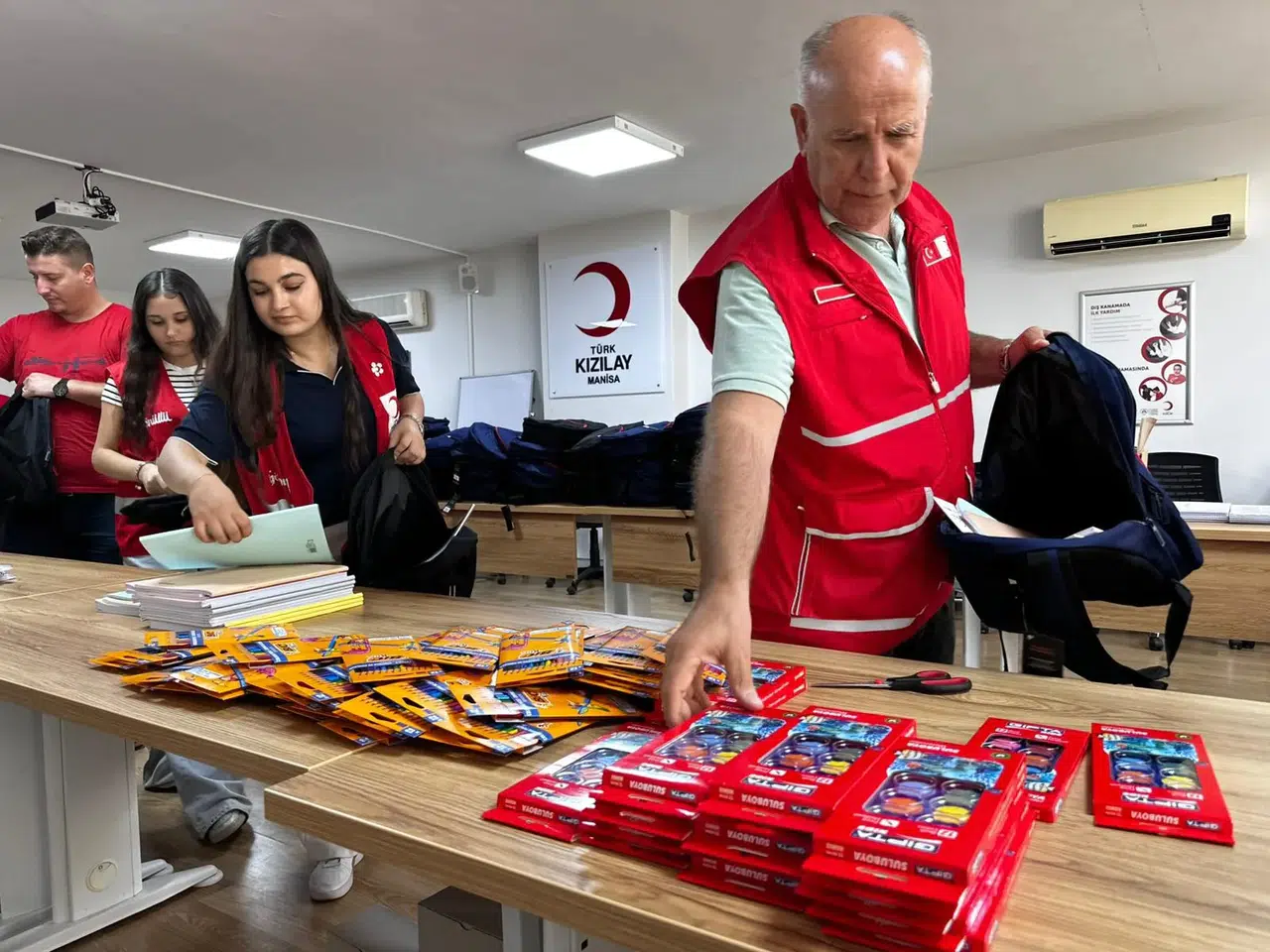Kızılay’dan kırtasiye desteği
