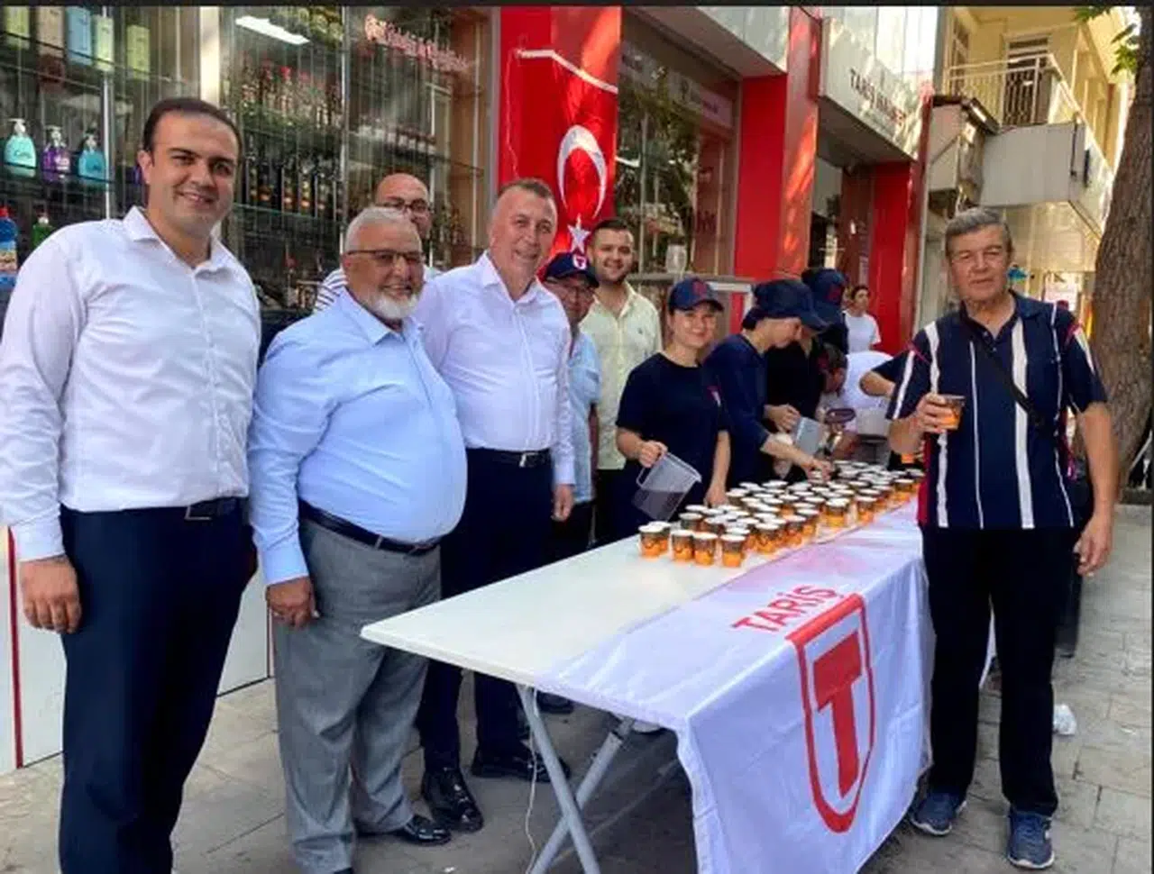 TARİŞ’ten Alaşehirlilere ücretsiz üzüm suyu ikramı