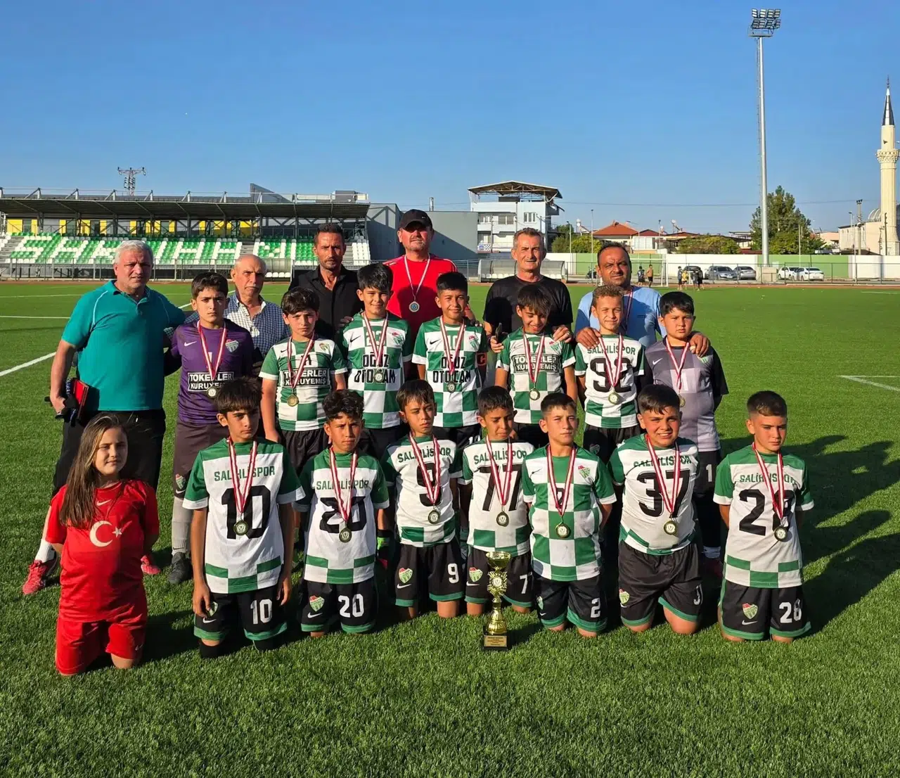 Salihlispor’un minikleri namağlup şampiyon