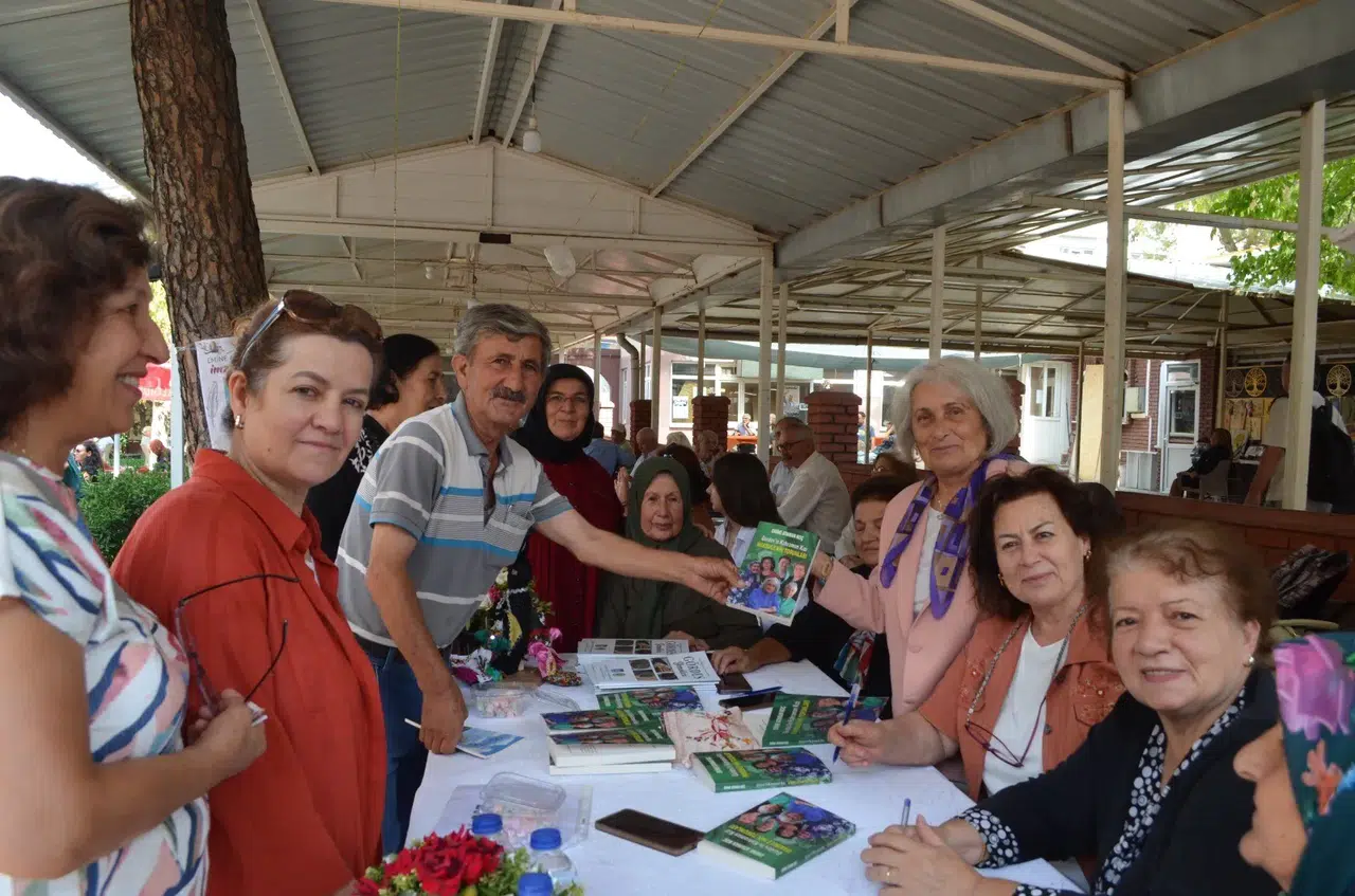 Sevilen yazar imza gününde sevenleriyle bir araya geldi