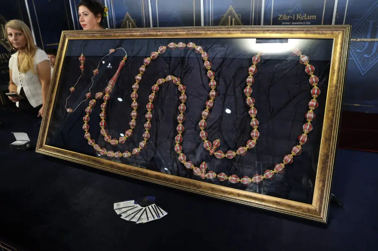 Bu tespihte Kur’an-ı Kerim’in 604 sayfası var