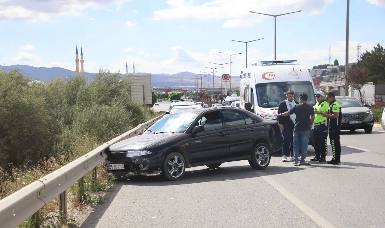 Bariyerlerle tırın arasında sıkışan otomobil metrelerce sürüklendi