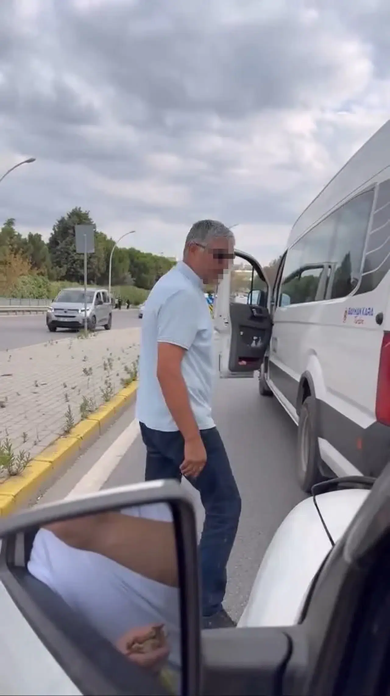 Trafikte servis şoföründen sürücüye tehdit
