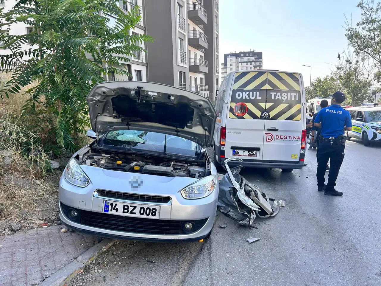 Otomobil ile servis minibüsü kafa kafaya çarpıştı: 12 yaralı
