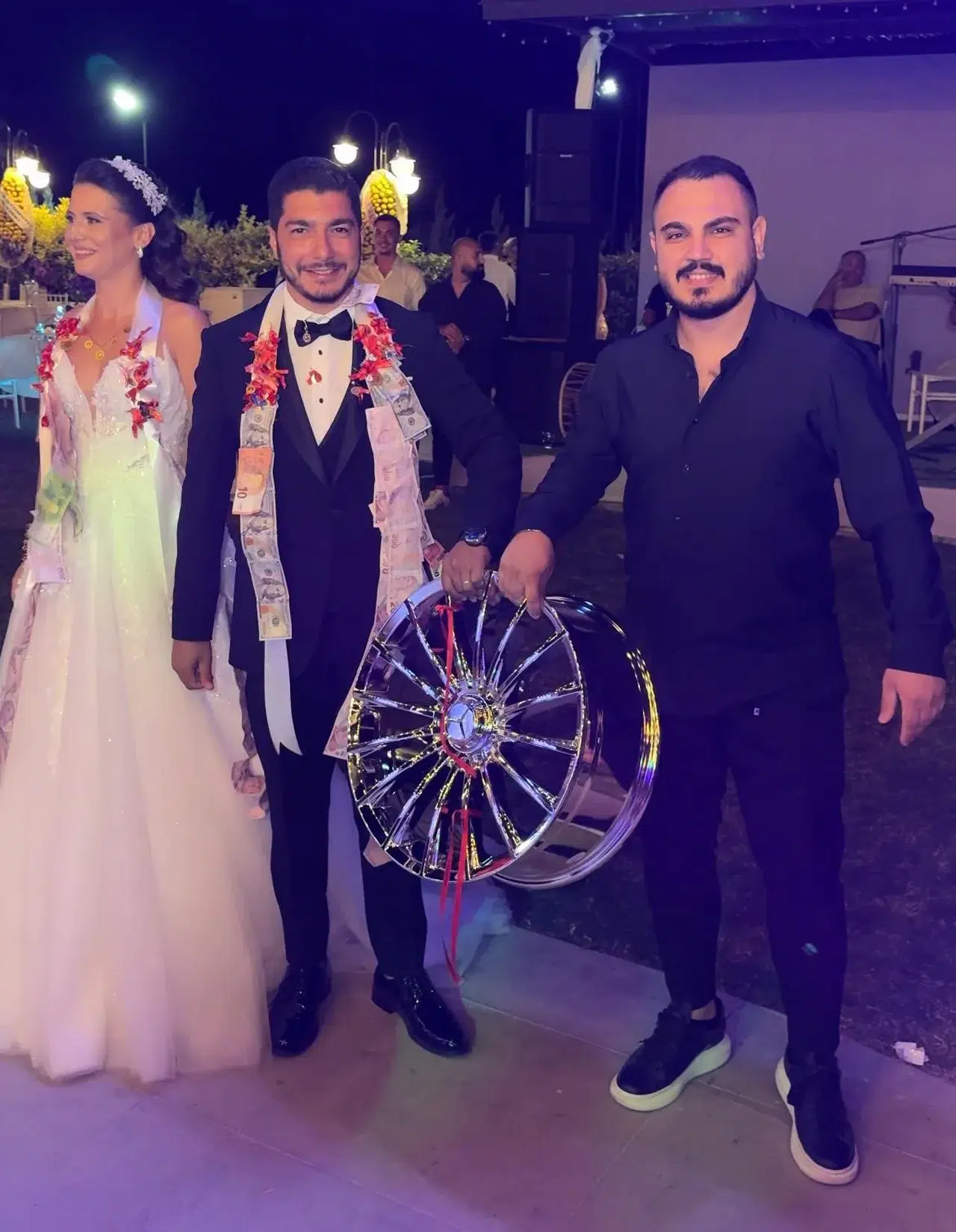 Gelin ve damada takılanı görenler şaşkına döndü