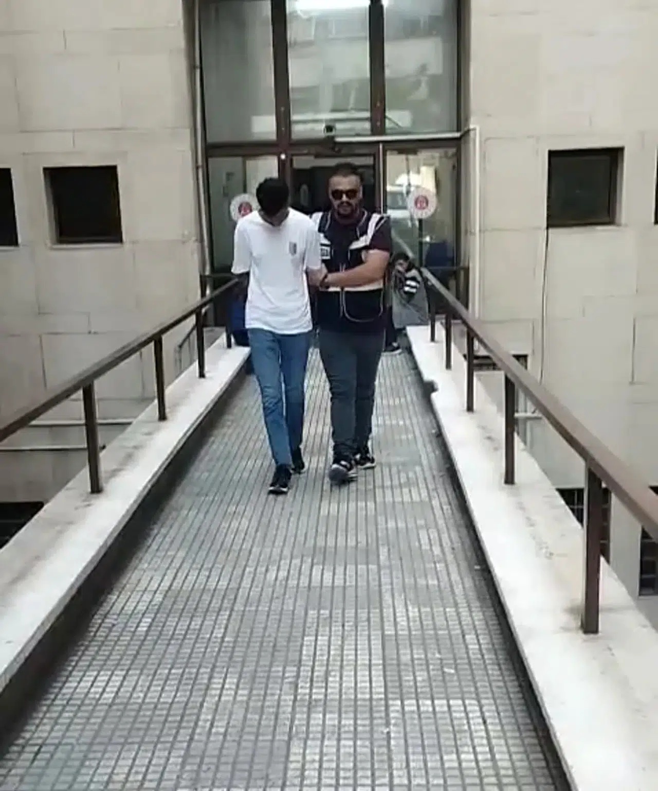 Polisi gören firari, çimlere yatıp ölü taklidi yaptı