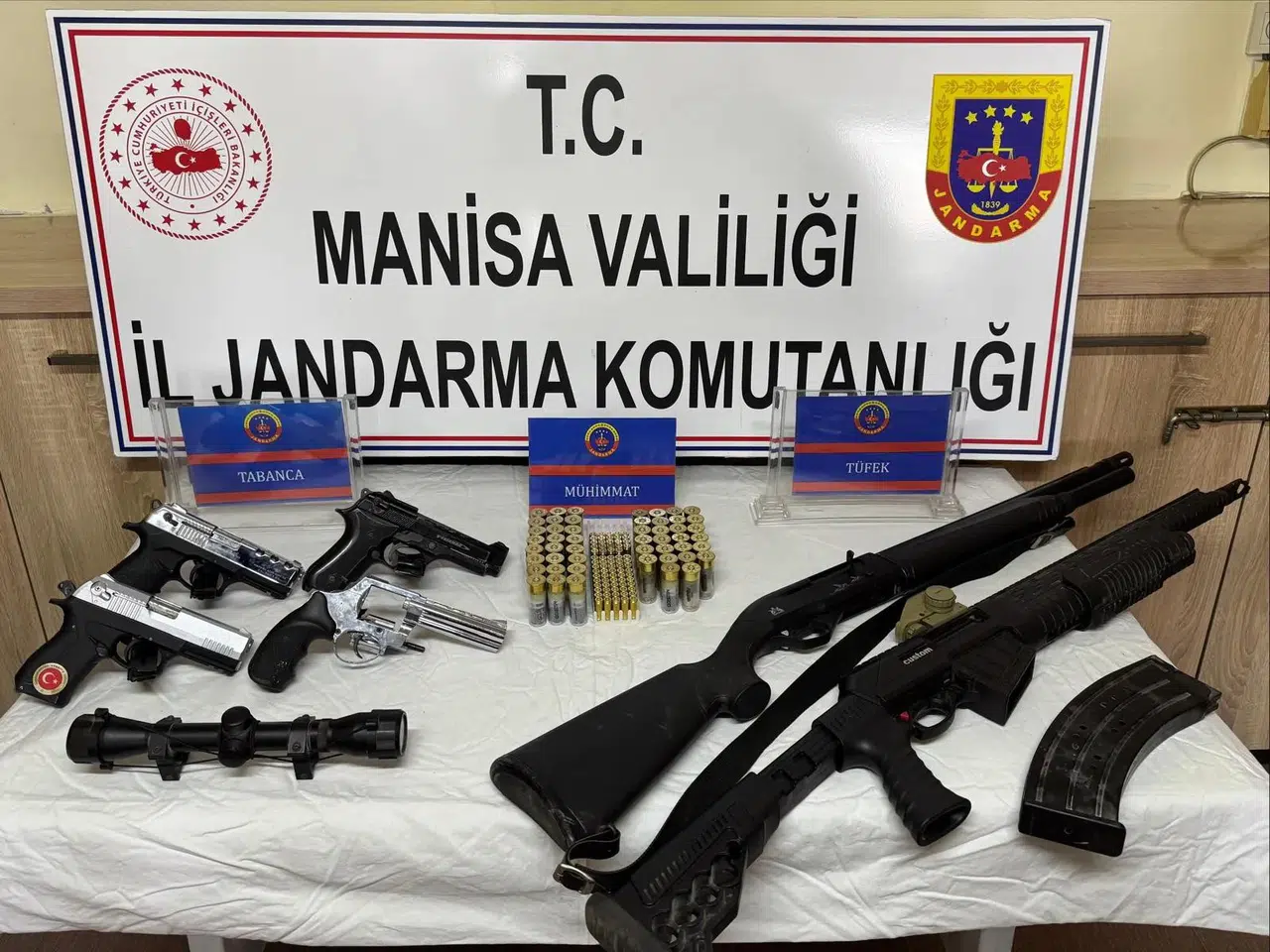 Jandarma ruhsatsız tabanca ve fişek ele geçirdi