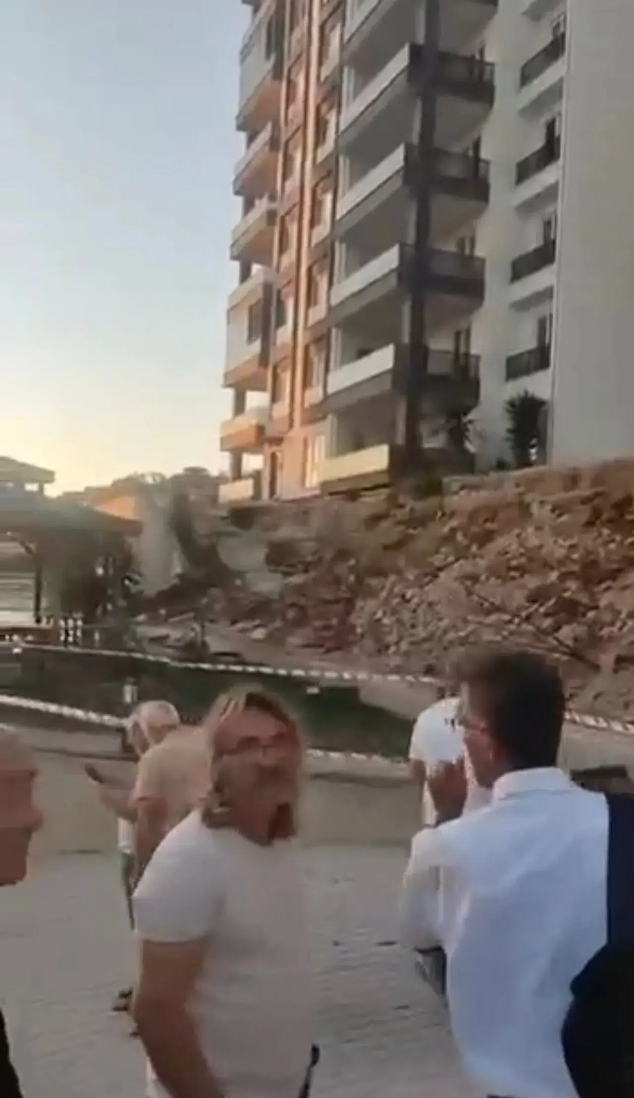 Yeni sitenin istinat duvarı böyle çöktü
