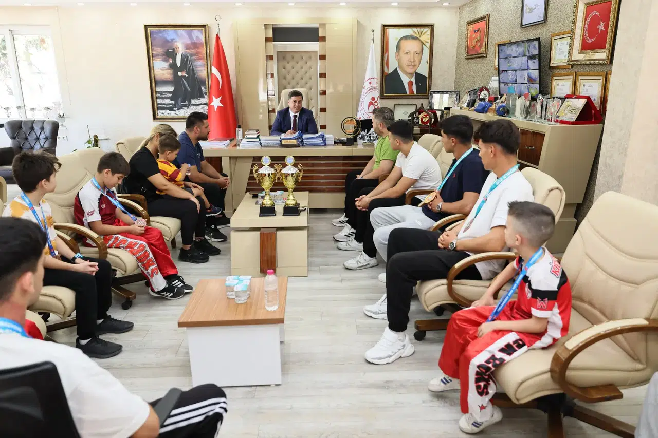 İl Müdürü Öztürk, Başarılı Kick Boks Sporcularını Ödüllendirdi