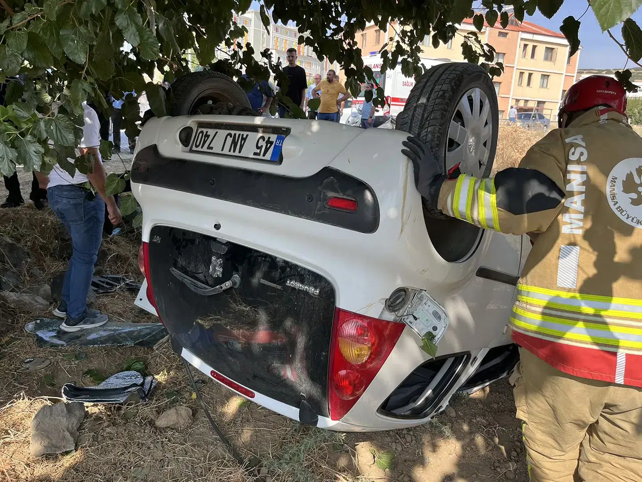 Manisa'da direksiyon hakimiyetini kaybeden sürücü tarlaya uçtu