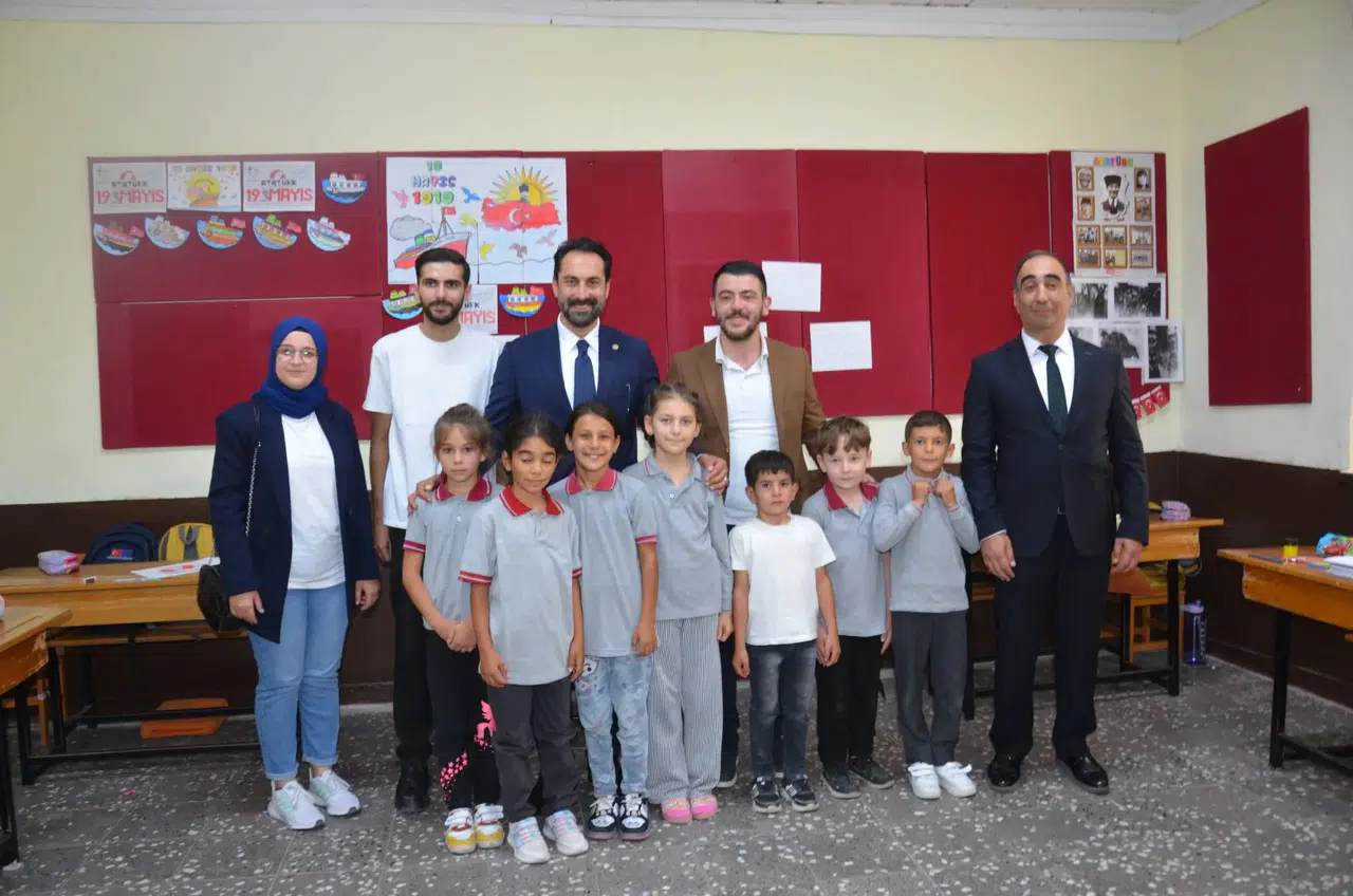 TKDK öğrencilere çanta ve kırtasiye malzemesi dağıttı