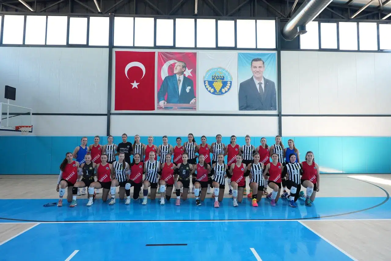 Mimar Ferdi Zeyrek Spor Kompleksi’nde ilk maç