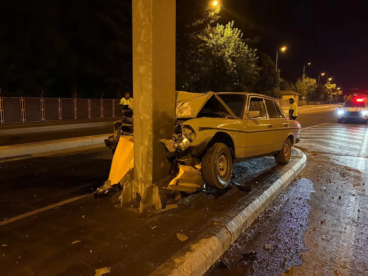 Otomobil direğe ok gibi saplandı