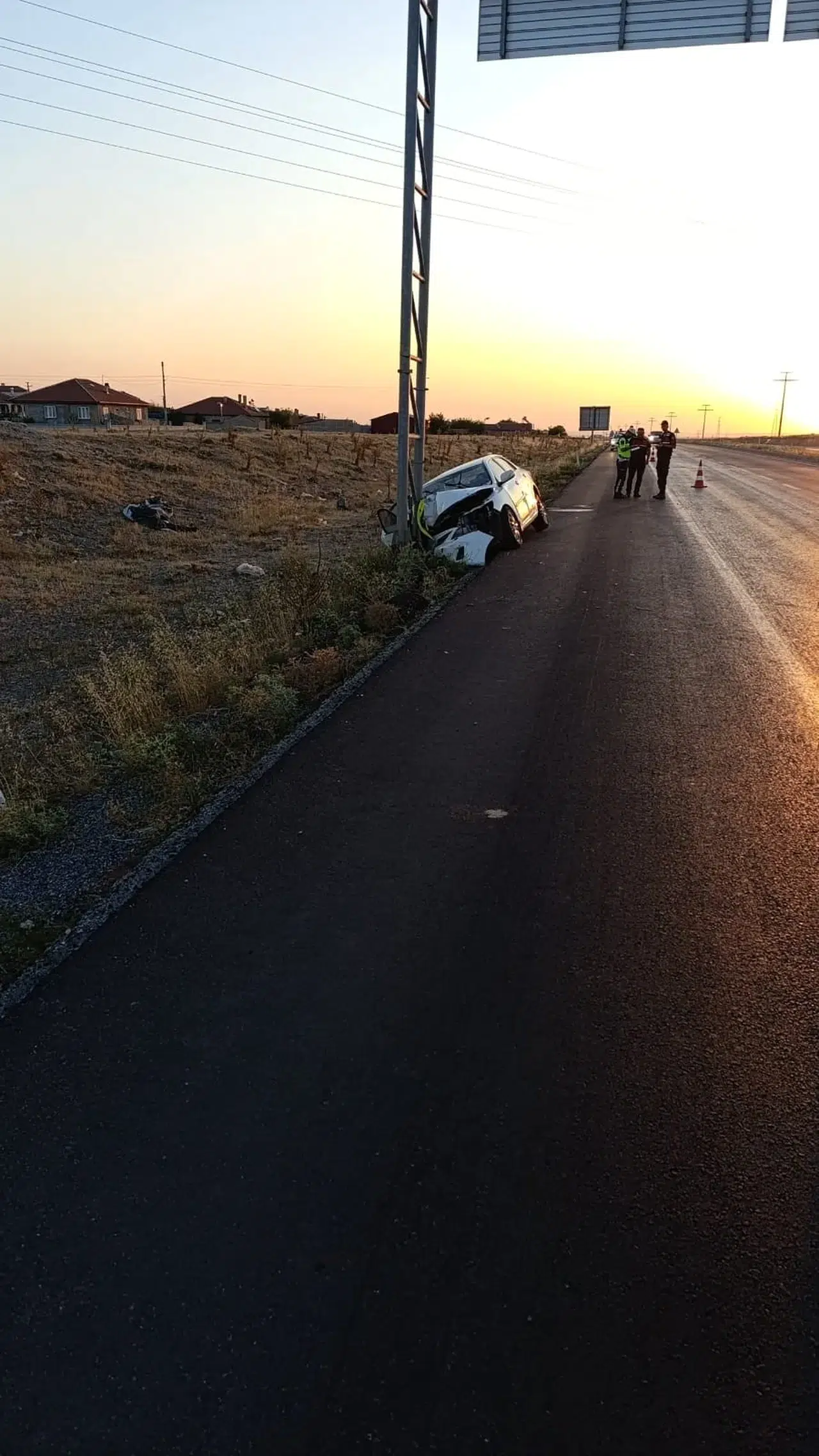 Otomobil direğe ok gibi saplandı: 3 yaralı