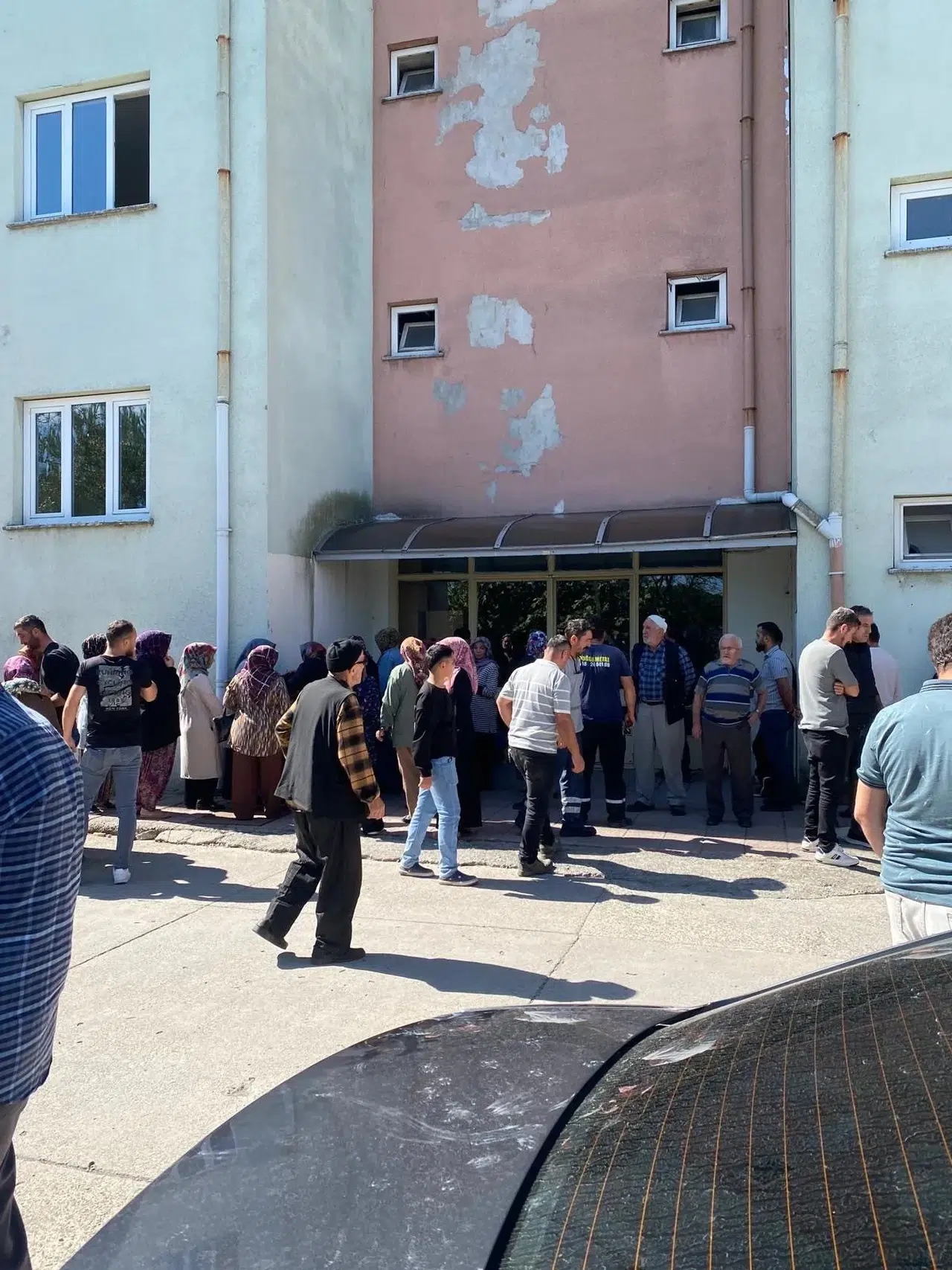 Ceviz toplamak için çıktığı ağaçta elektrik akımına kapıldı