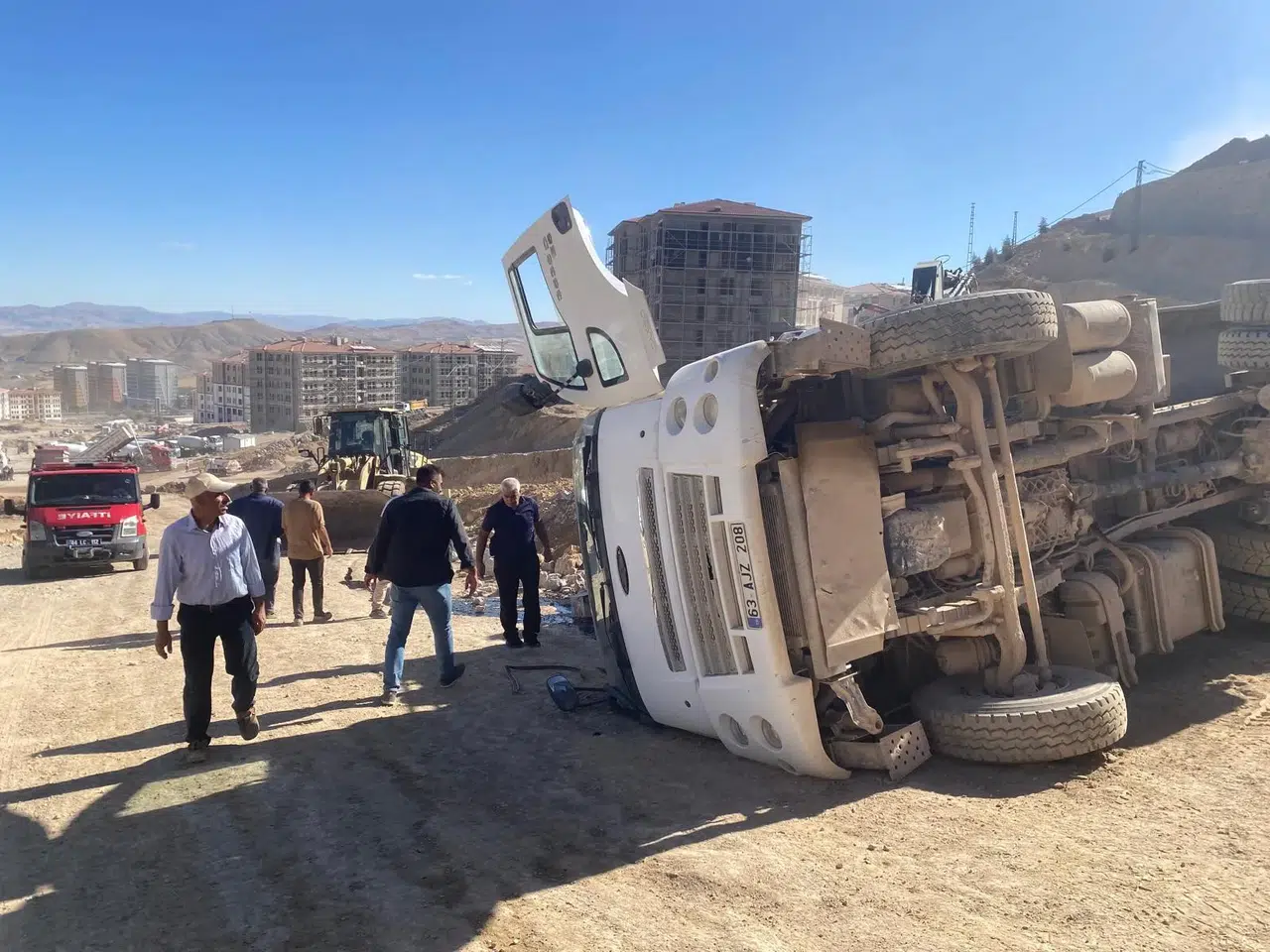 Şantiyede hafriyat kamyonu kontrolden çıktı