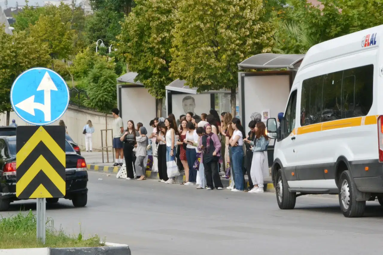 Manisa'da yetersiz ulaşım aracı öğrencileri isyan ettirdi