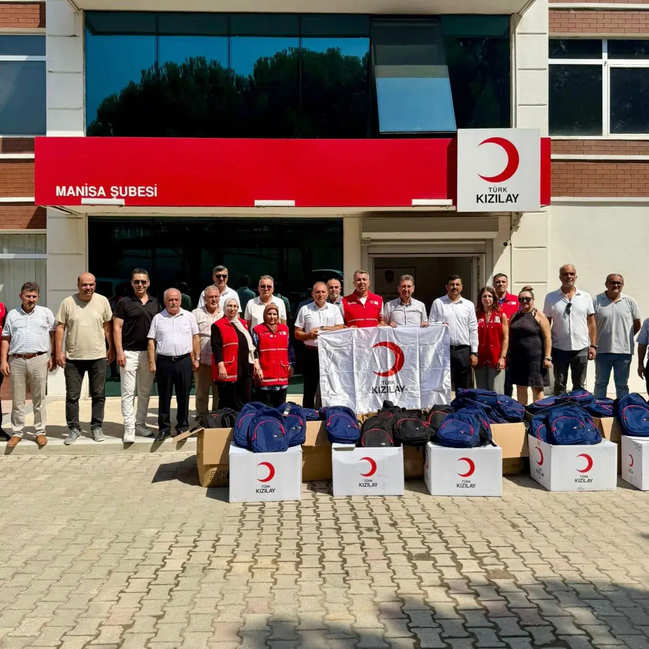 Türk Kızılay'ı Manisa'da öğrencilere kırtasiye desteği verdi