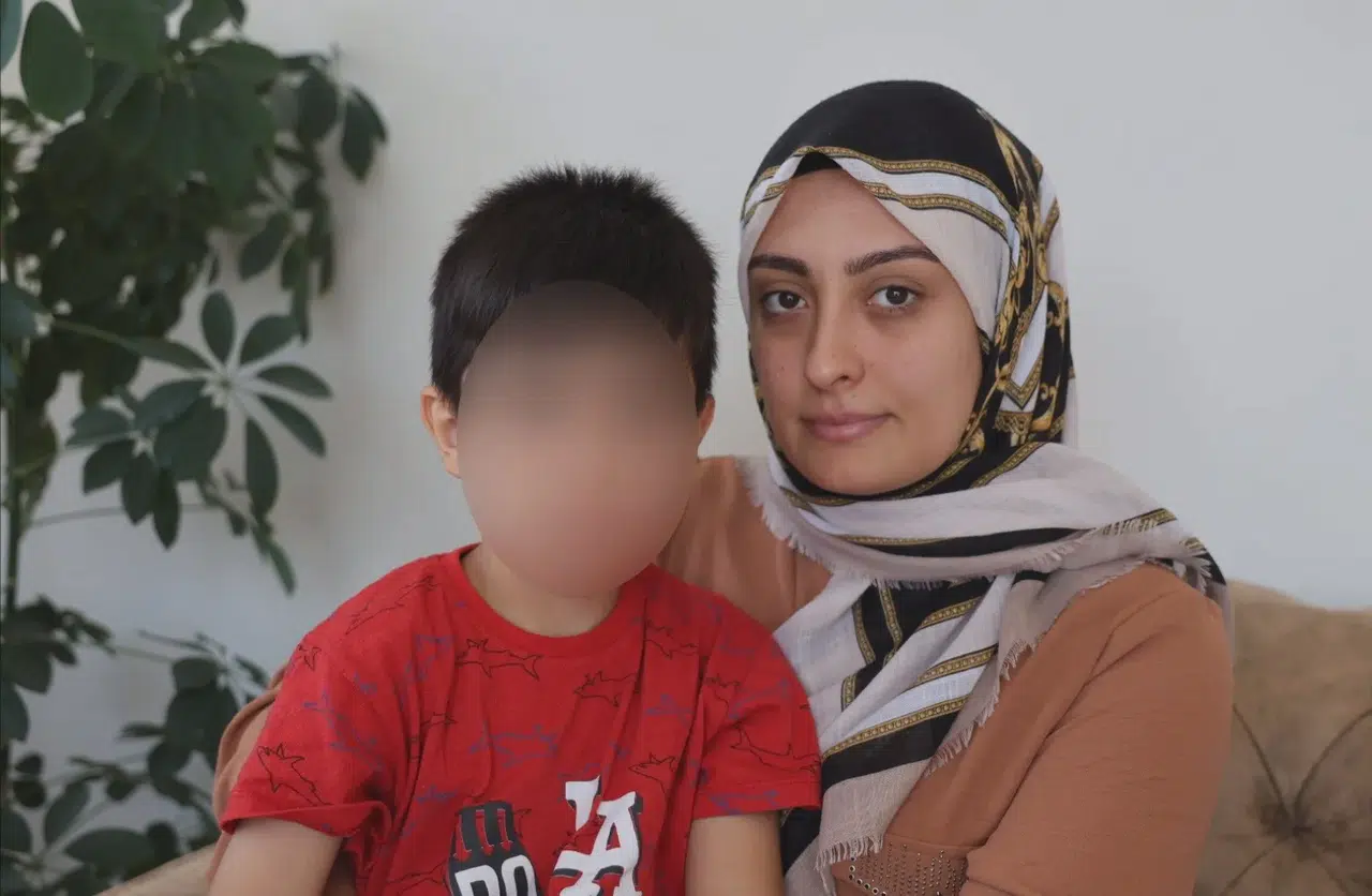 Küçük çocuğun ameliyatta dili ve dudağı yandı