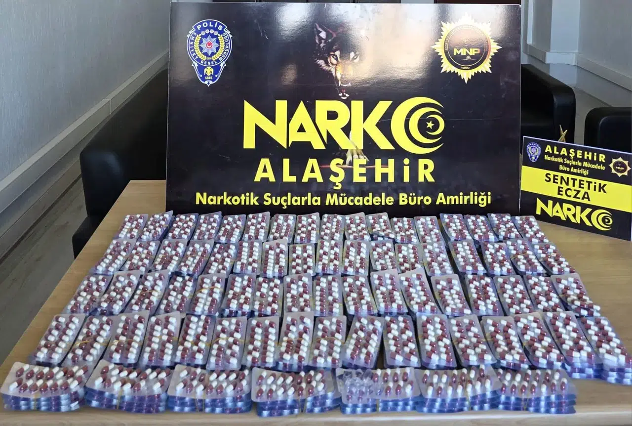 Manisa'da şüpheli evden binlerce sentetik ecza hapı çıktı