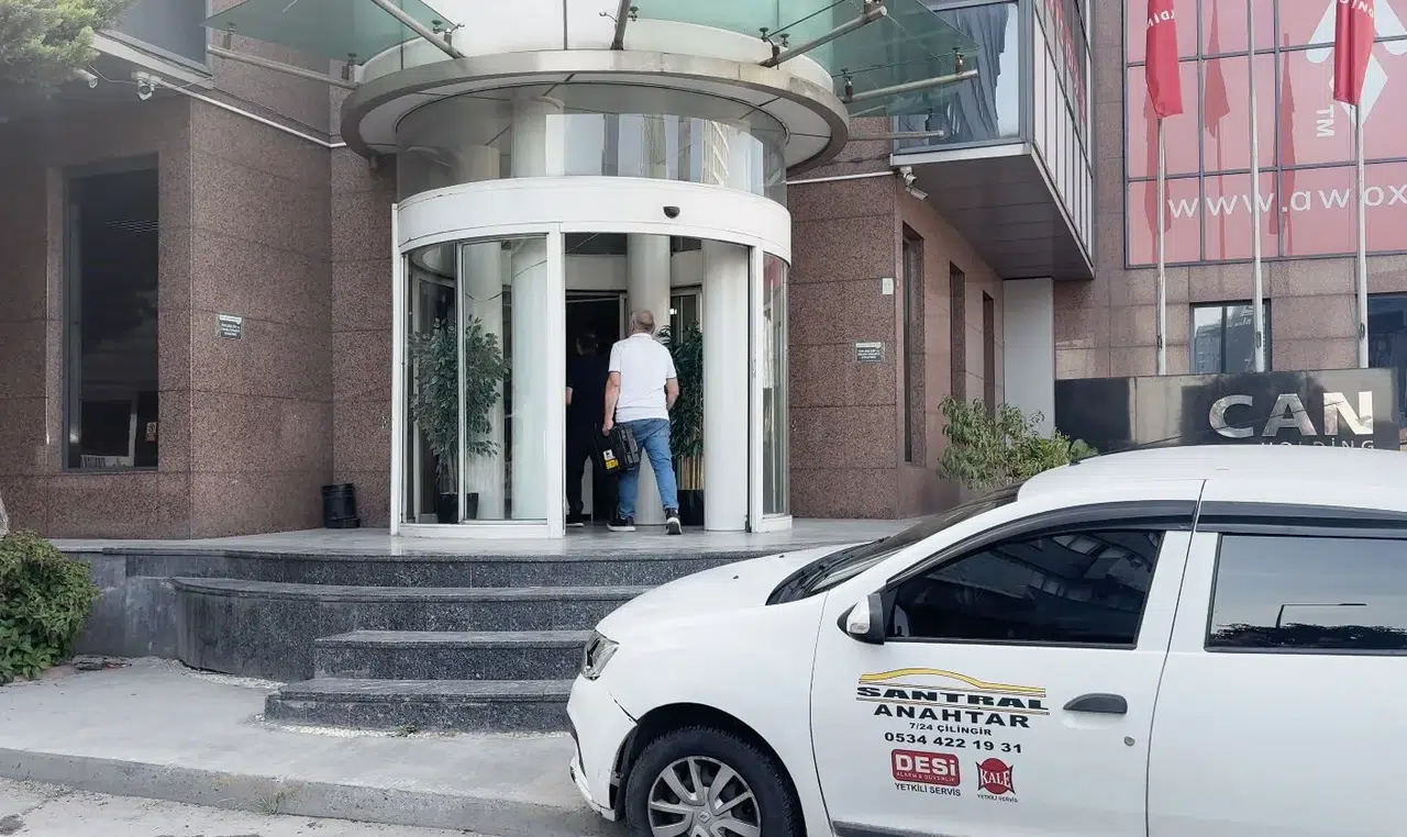 Can Holding'in o merkezine jandarma çilingir çağırdı