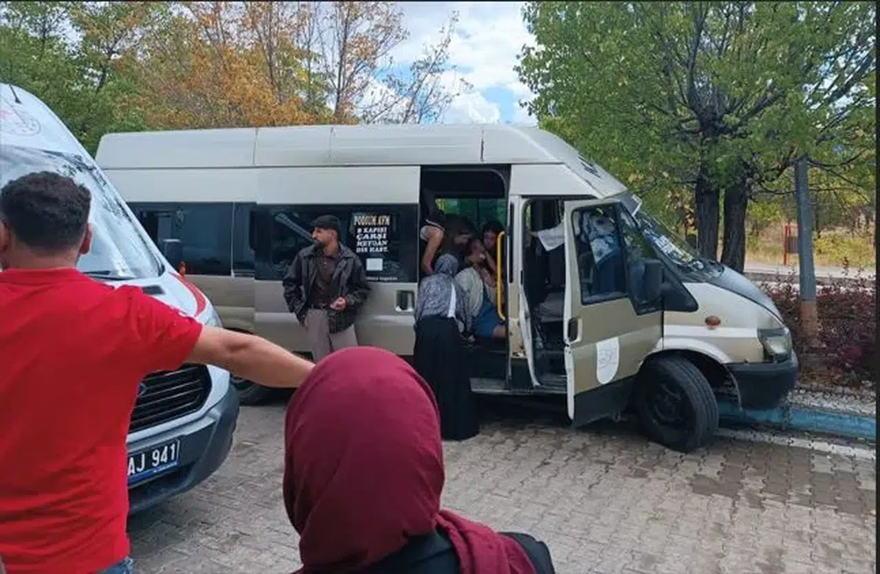 Dolmuş ağaca çarptı: 13 üniversite öğrenicisi yaralı