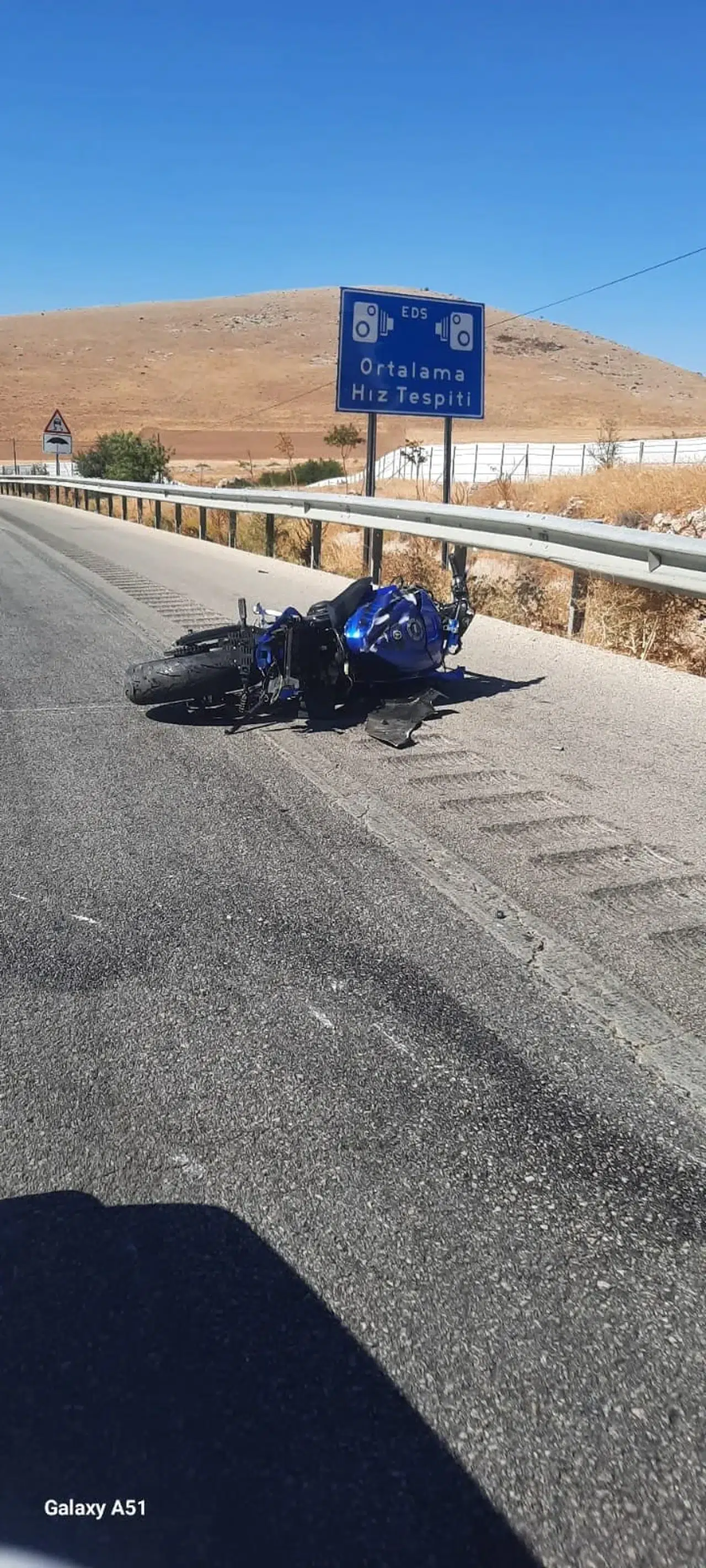 Kontrolden çıkan motosiklet bariyerlere çarptı