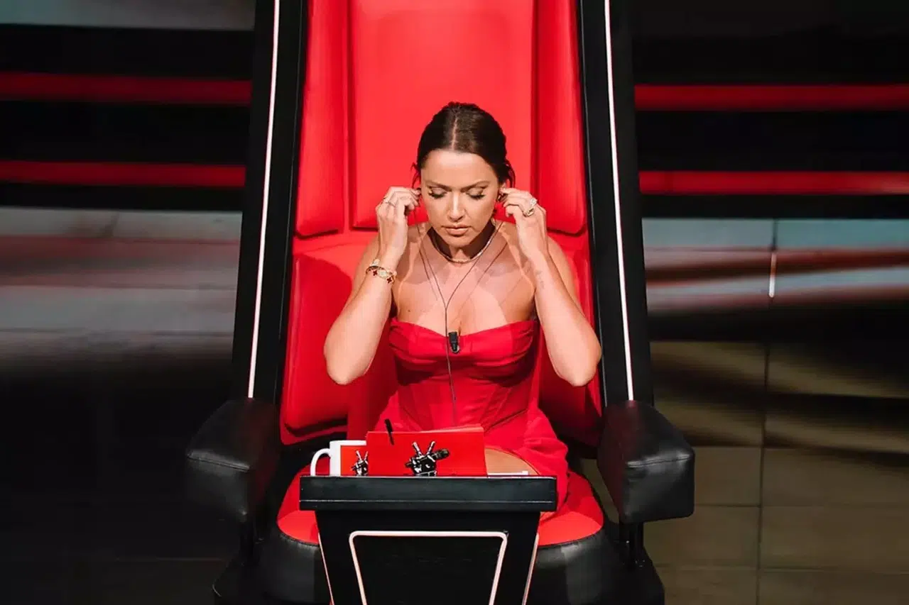 Hadise'den dergi kapağında cesur tarz