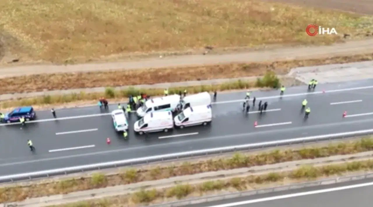 Minibüs jandarma aracına çarptı: 2 jandarma şehit, 1 vatandaş hayatını kaybetti