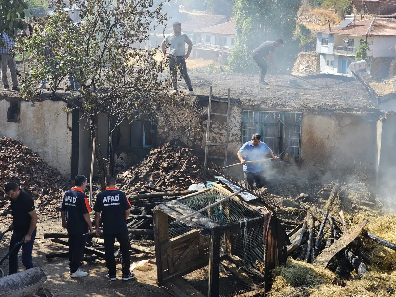 yangında bir ev ve samanlık küle döndü