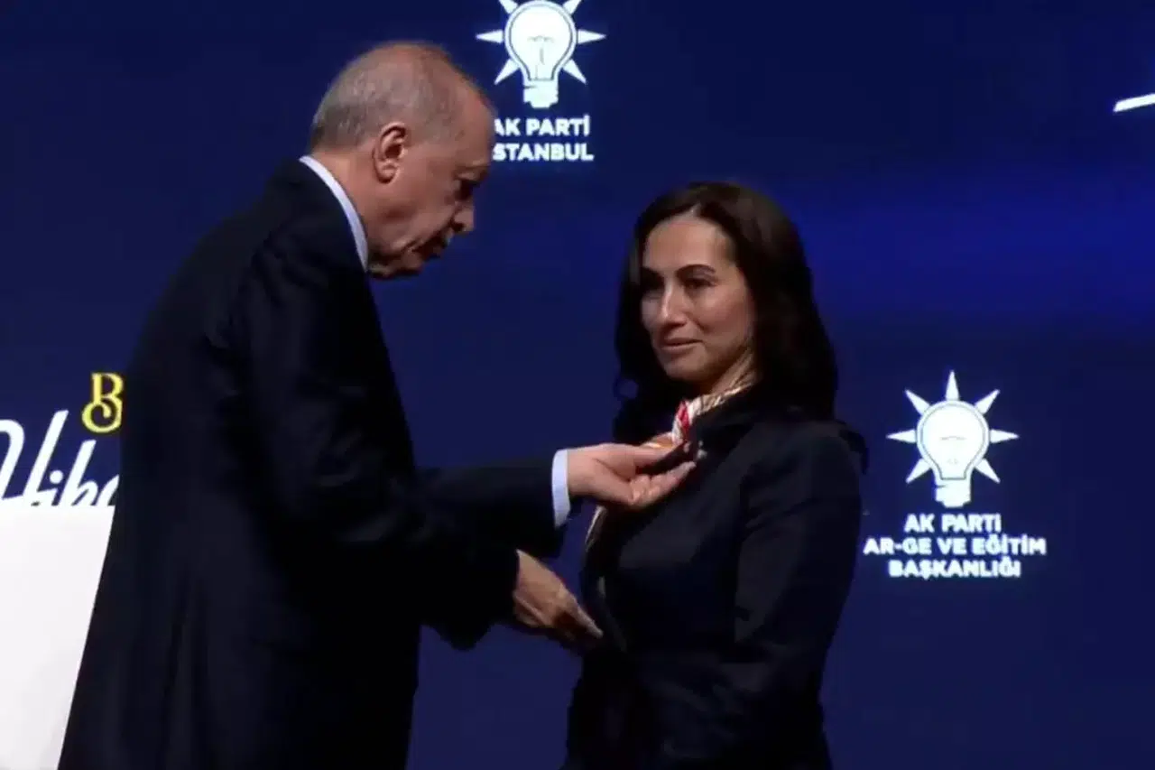 Cumhurbaşkanı Erdoğan CHP'nin bir Özlem'ine daha AK Parti rozeti taktı